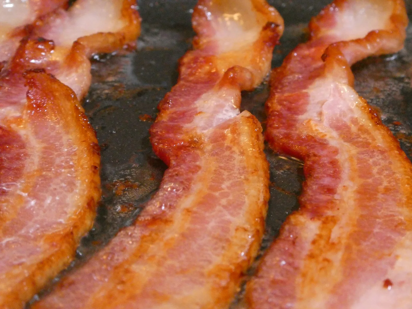 Crisp cooked bacon